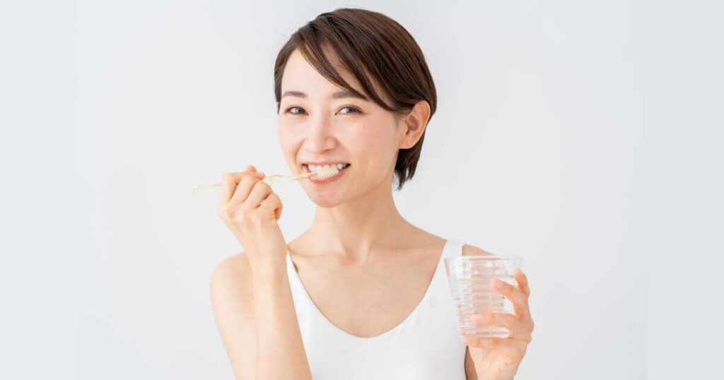 毎日の歯磨きで歯の健康を守る女性の写真