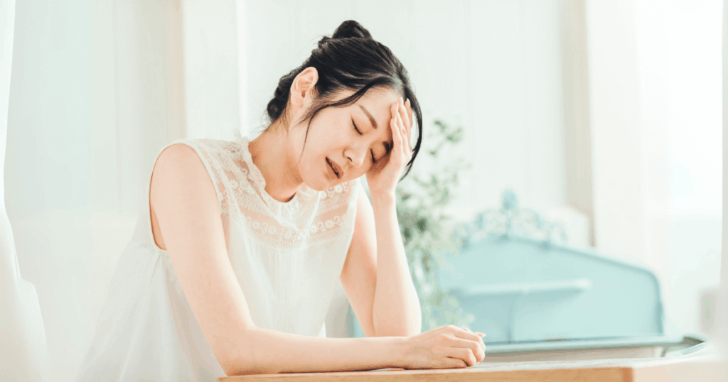 頭痛や強い痛みに苦しむ女性のイメージ
