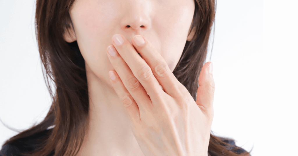 手のひらで息を確認する女性の口臭チェックイメージ
タイトル