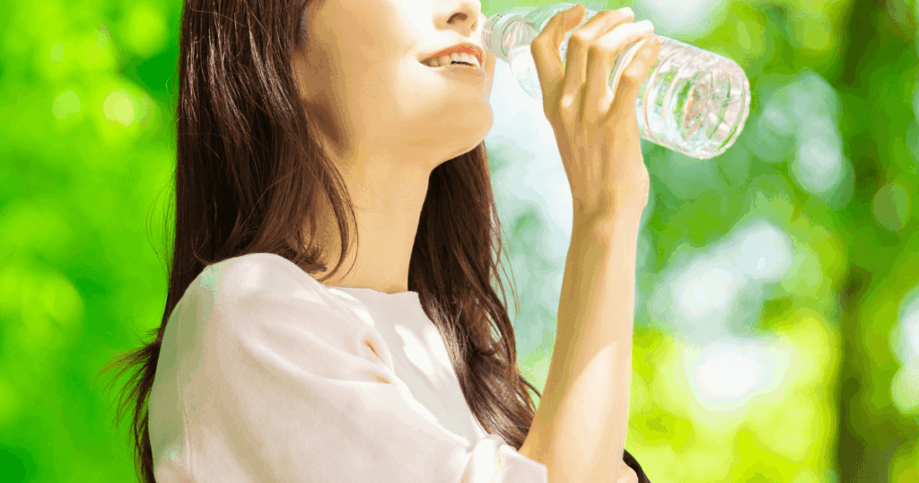 水分補給をして口臭予防を意識する女性