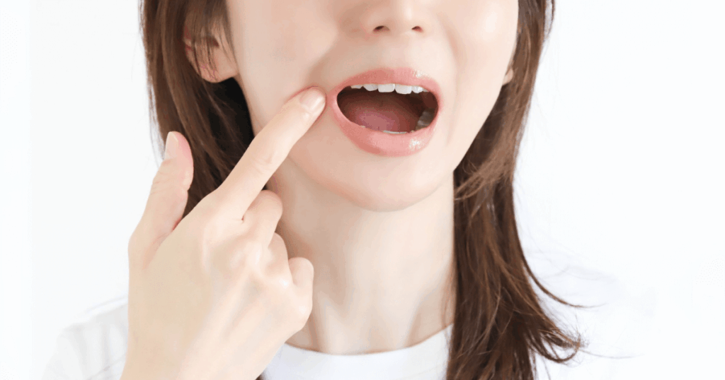 神経を抜いた歯の状態を確認する女性
