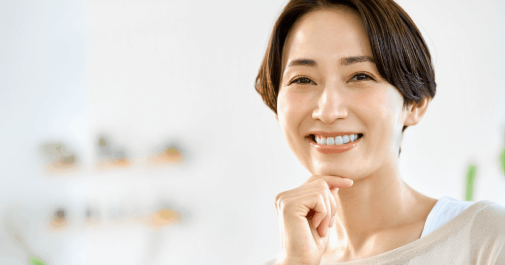 歯の神経を抜く治療を終えて安心した笑顔の女性
タイトル