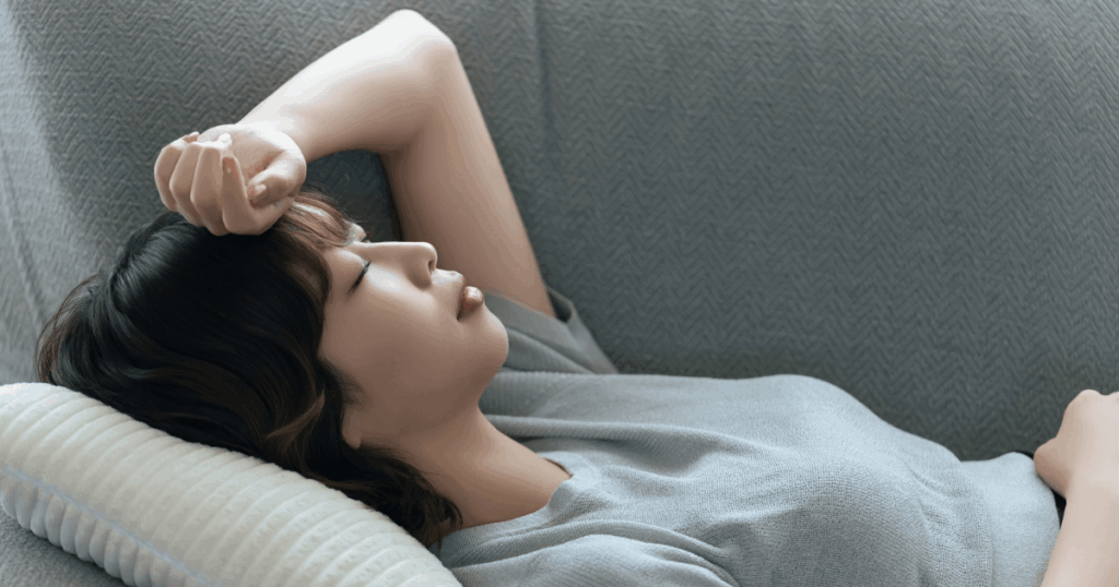 疲れて横になりストレスを抱える女性