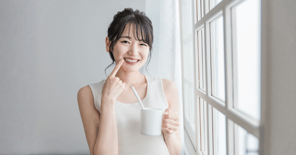 歯茎の痛みを自宅でケアする女性