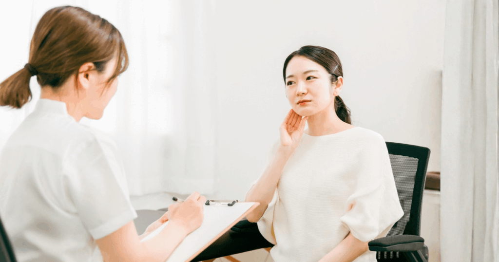 歯茎の痛みを自宅でケアする女性