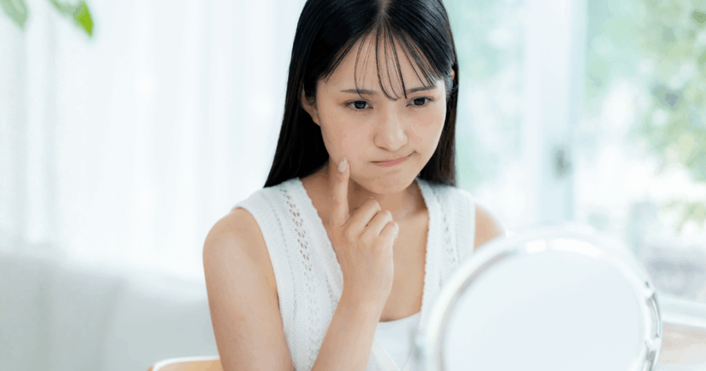 腫れていないのに歯茎が痛む原因を考える女性