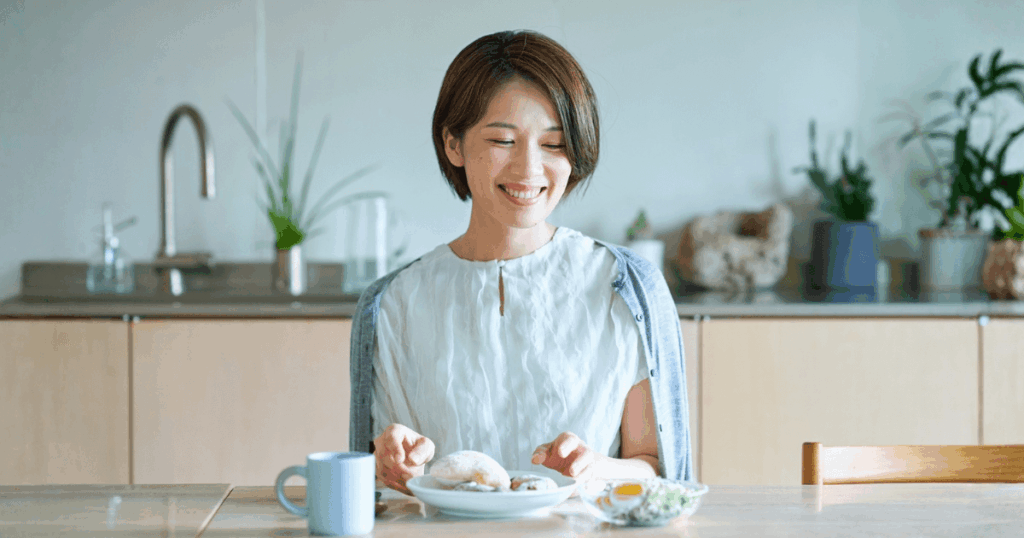 歯茎の健康を意識して食生活を見直す女性