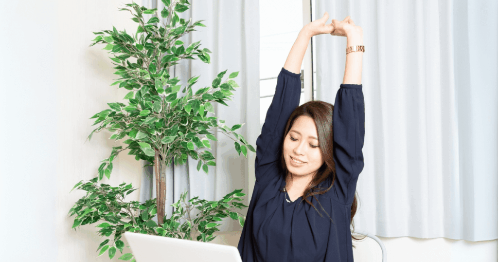 ストレッチでリラックスする女性の写真