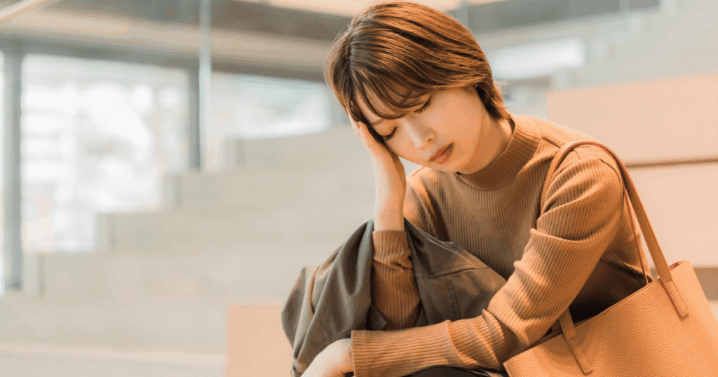 頭を押さえて痛みを感じる女性の写真