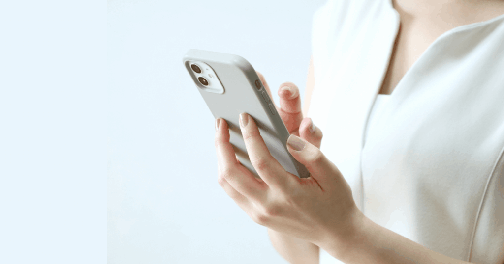 スマートフォンで病院を検索する女性の手元の写真