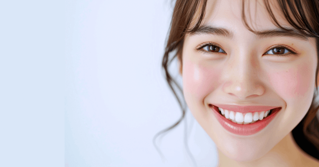 明るい笑顔の女性の写真