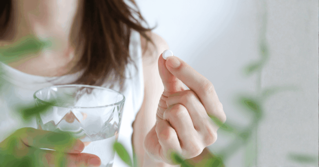 の痛みを感じながら自宅でケア方法を考える女性。歯と歯の間の痛みに対する応急処置のイメージ。