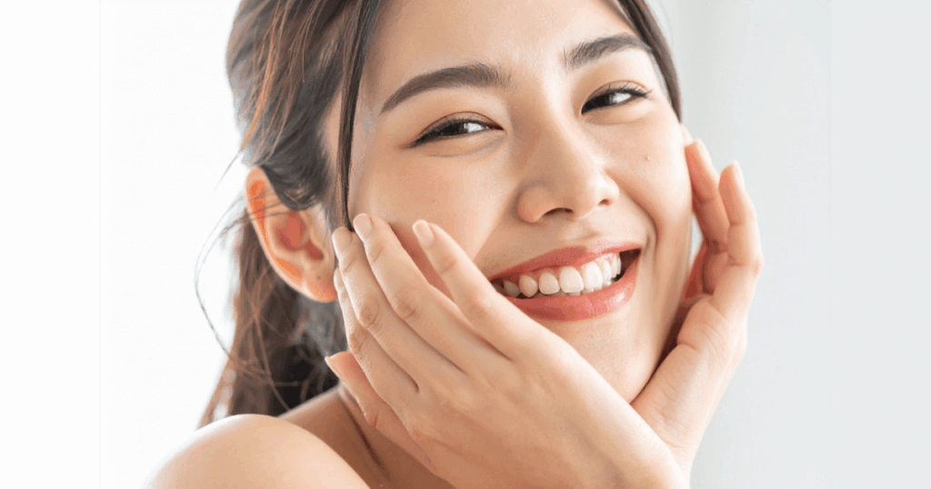 抜歯後の治療を終えて安心した笑顔を見せる女性のイメージ