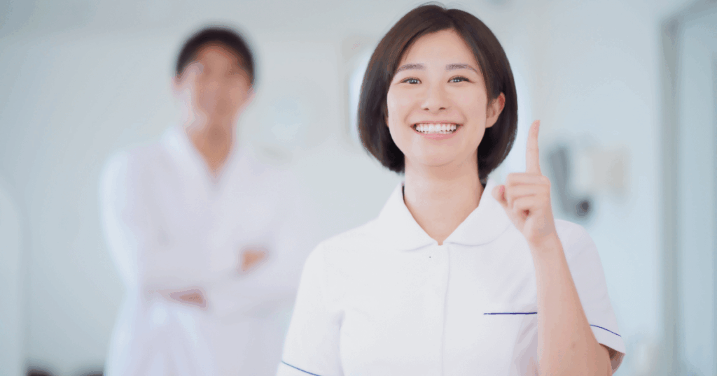 治療をスムーズに進めるためのポイントを説明する歯科スタッフの笑顔のイメージ