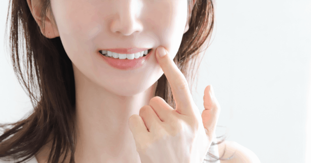 歯のない期間を快適に過ごすためにケアを意識する女性のイメージ