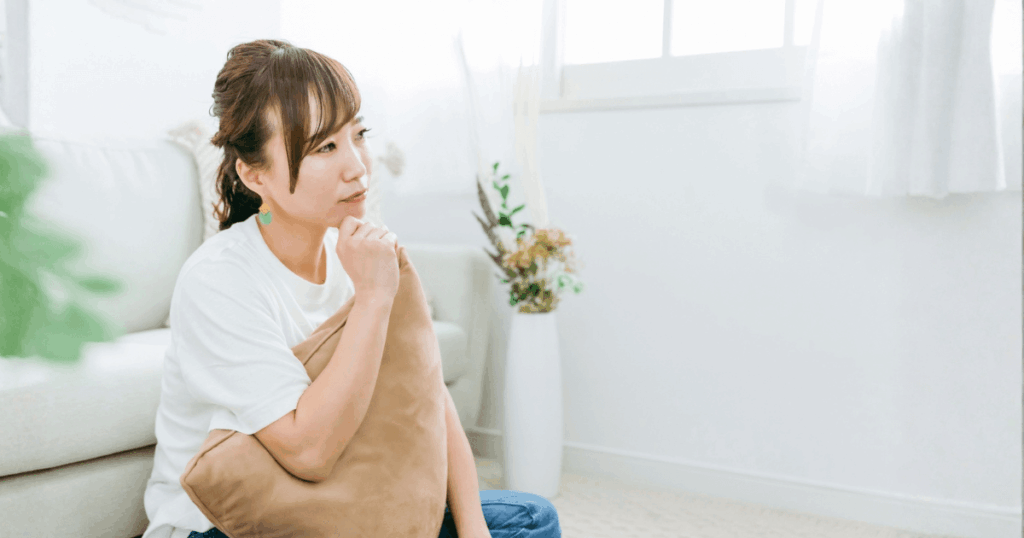 虫歯治療後に歯ぐきが腫れて不安を感じる女性