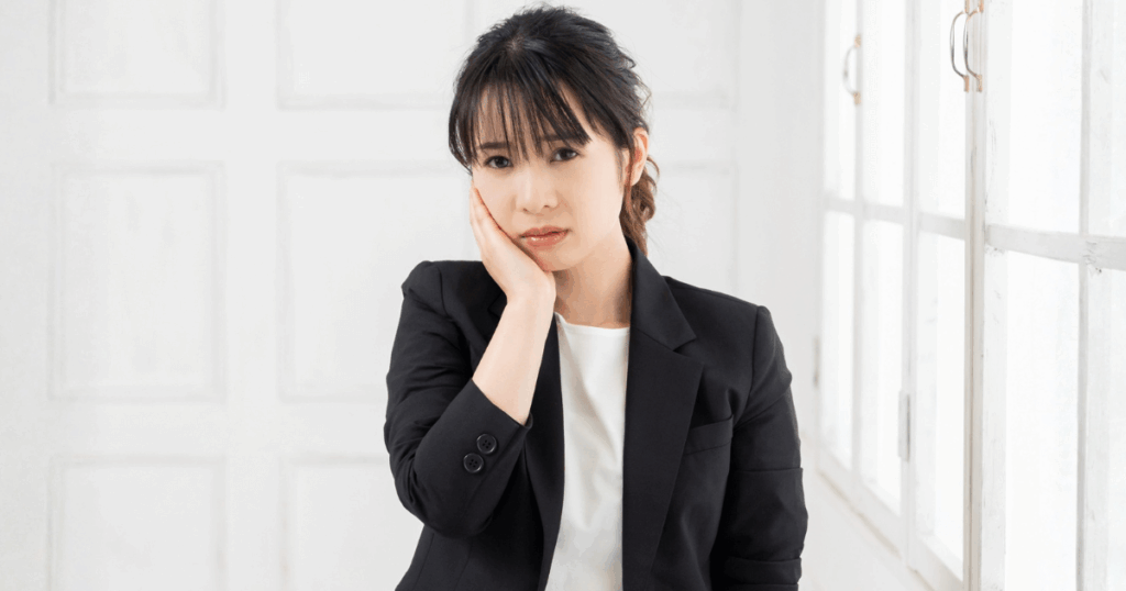 頬の腫れに不安を感じている女性