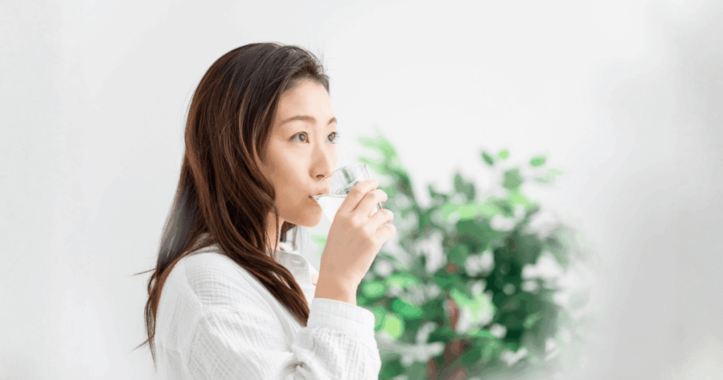 うがいで口内を清潔にしている女性