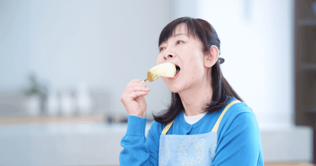 果物をおいしそうに食べる女性