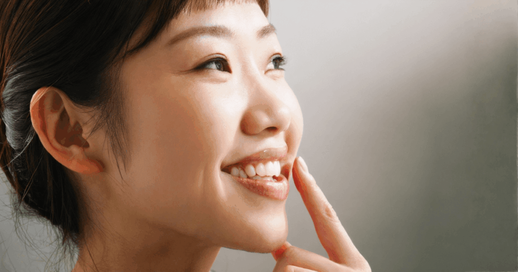 歯の健康を保ち笑顔を見せる女性のイメージ