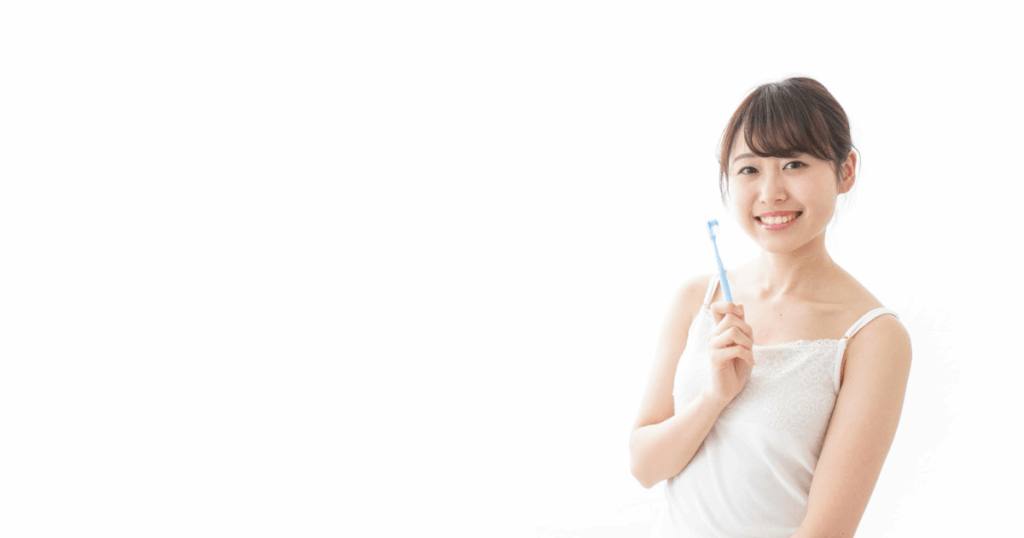 歯の痛みをやわらげるために自宅でケアを行う女性のイメージ