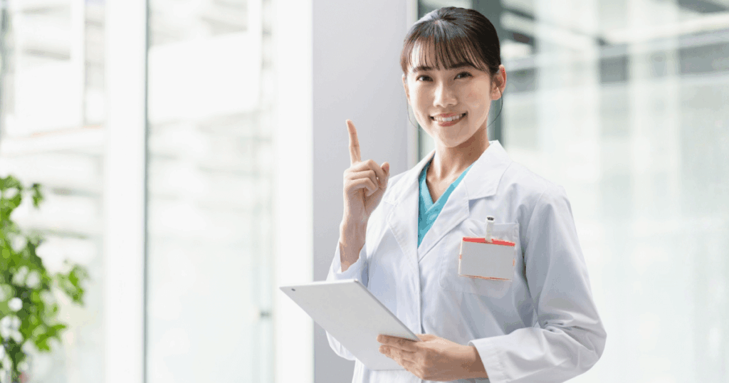 抜歯後の治り方や白い塊が消えるまでの目安を説明する医療スタッフ