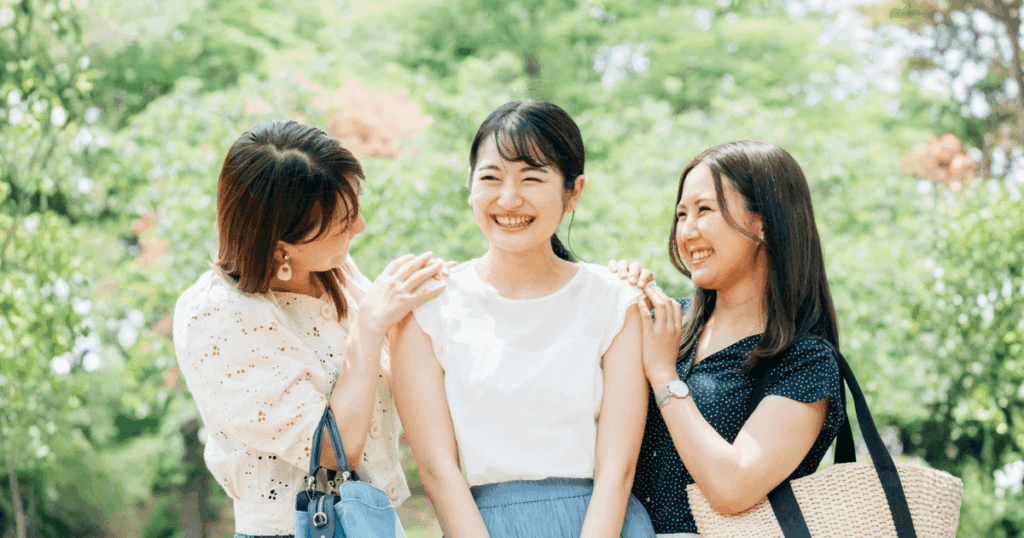 抜歯後の不安が和らぎ笑顔で過ごす女性と友人たち