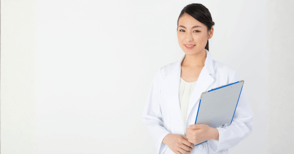 歯科医院で診察を担当する女性歯科医師