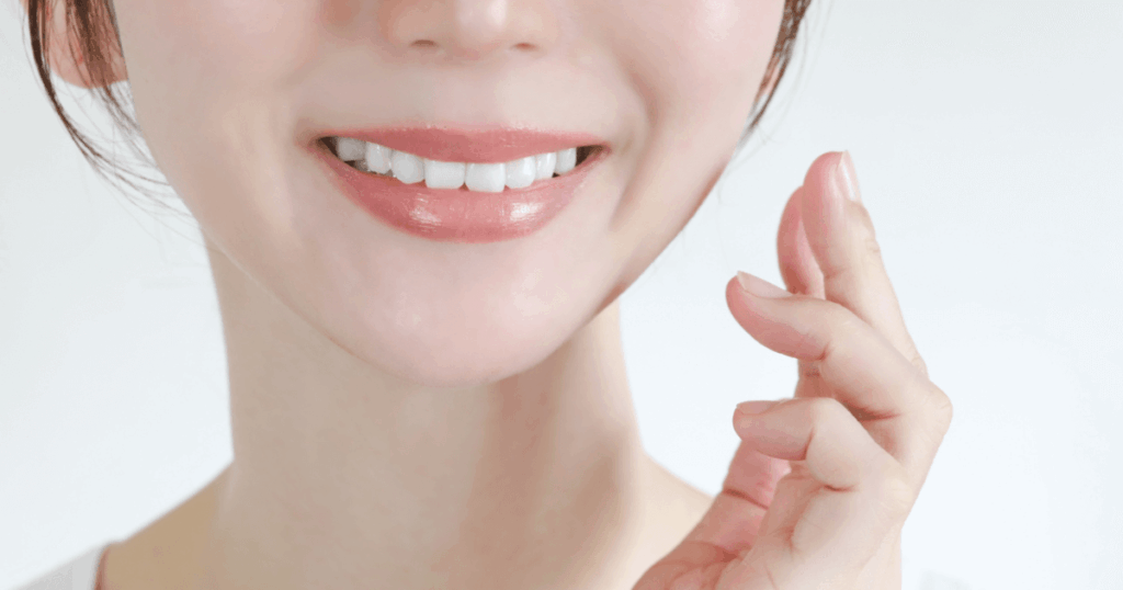 口元のアップで笑顔を見せる女性