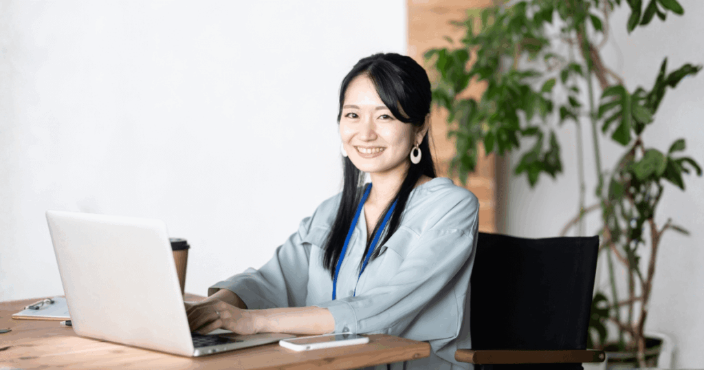 デスクワーク中にできる歯の痛み予防のポイントを示す女性のイメージ画像