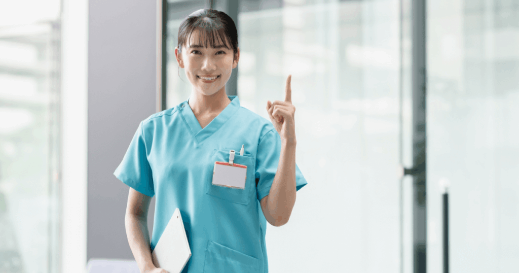 歯の痛みの応急処置やセルフケアを説明する医療スタッフのイメージ画像