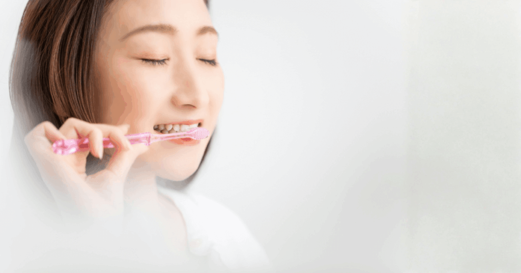 歯の痛みを予防するセルフケアとして歯磨きをしている女性のイメージ画像