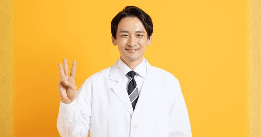 歯の痛みを放置した際に起こりやすいリスクを説明する医師のイメージ画像