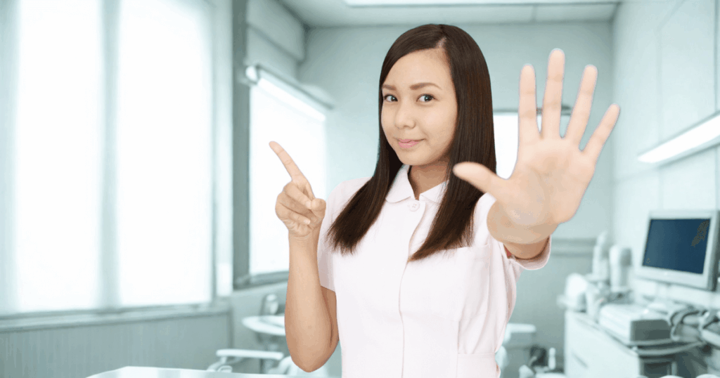 注意を促すように手を前に出している女性の写真。歯の痛みを放置した際のトラブルを警告するイメージ。