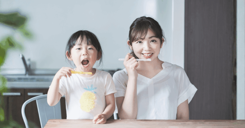 歯の健康を守るため家族で歯磨きをしている様子のイメージ画像