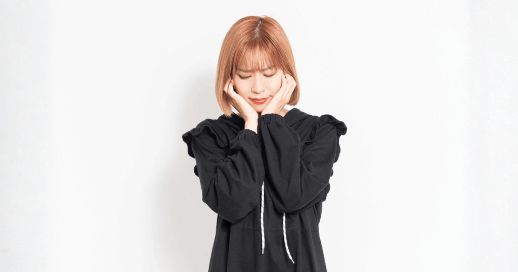 歯の痛みで悩み受診すべきか迷っている女性のイメージ画像