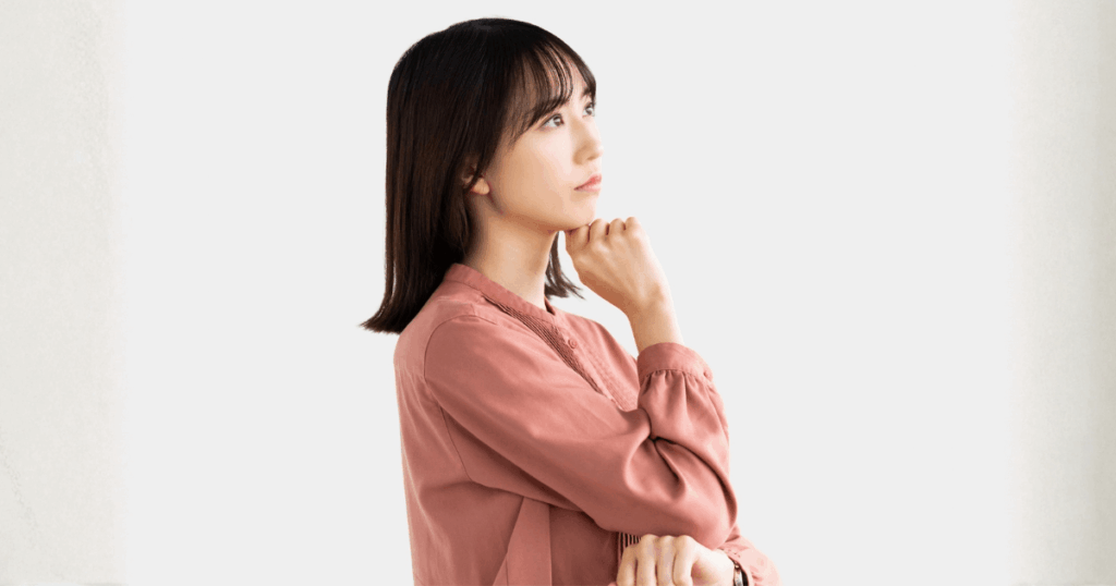 市販の痛み止めの選び方について考えている女性