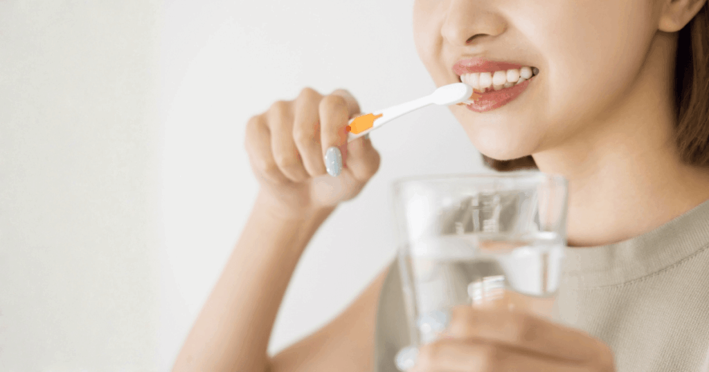 歯磨きをして口の中を清潔に保っている女性