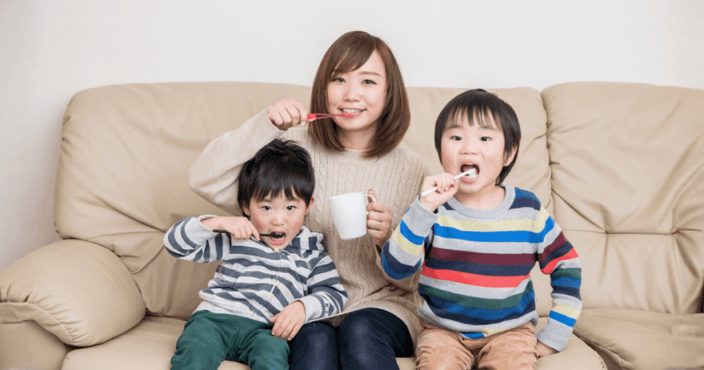 歯の痛みで薬を飲もうとする女性の手元