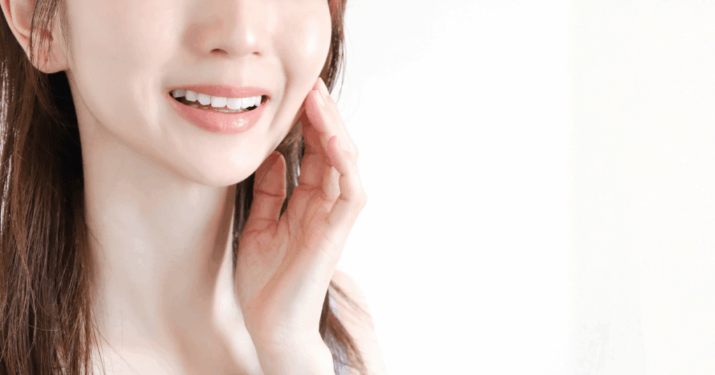 口元に手を添えて状態を確かめる女性の写真