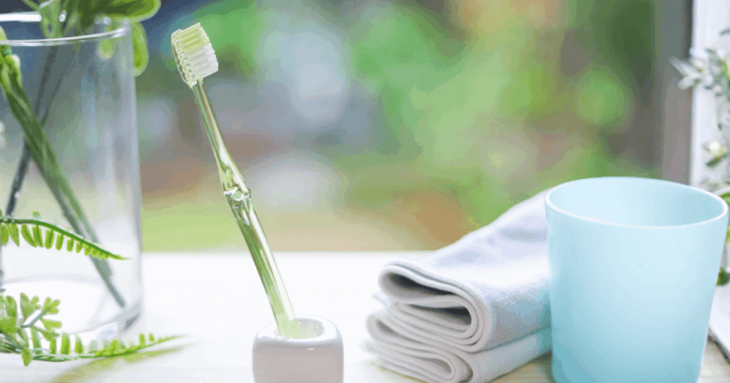 抜歯後の喉の痛みをやわらげるための口腔ケア用品とコップが置かれた様子