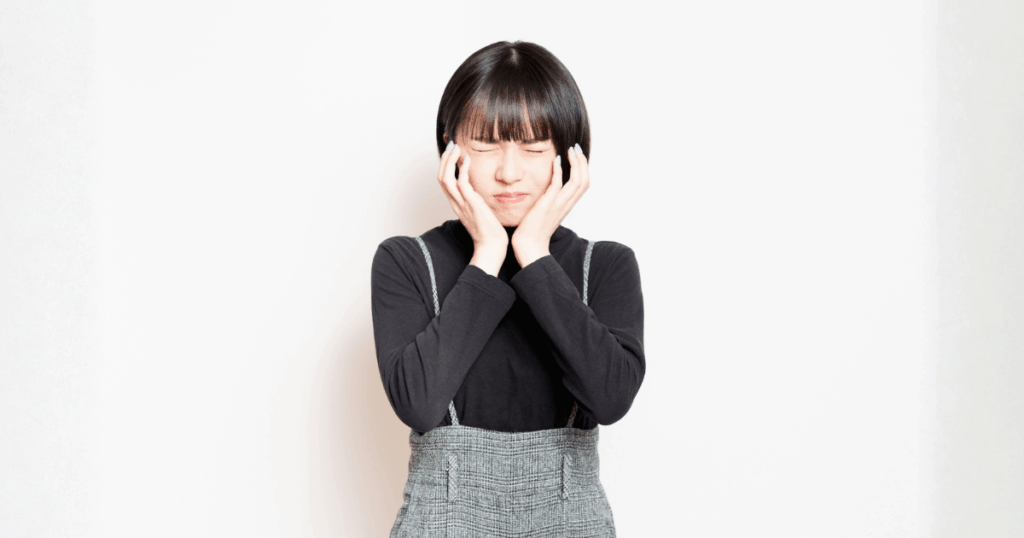 歯茎の腫れや膿を放置したことで痛みや不調に悩む様子を表したイメージ画像