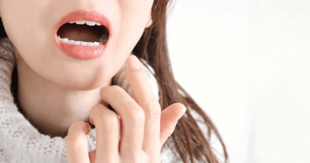 歯茎の腫れと膿が出る症状を段階に分けて考える必要性を示す口元のイメージ画像