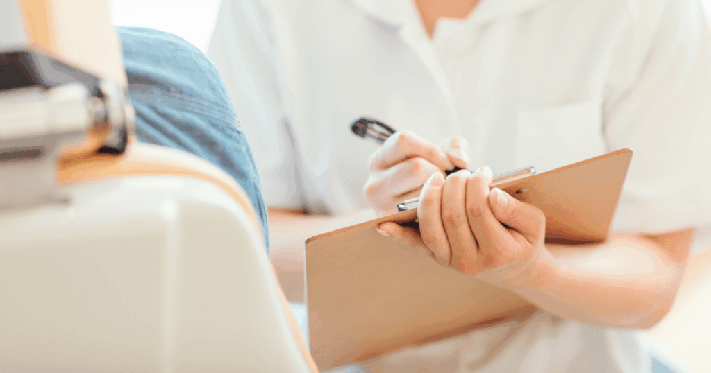 歯茎の腫れや膿がある場合に歯科医院で相談するタイミングを示す診察シーンのイメージ画像