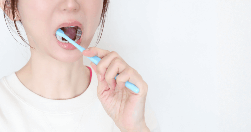 歯茎が腫れているときに歯磨きなど日常生活で気をつけたい点を示す口元のイメージ画像