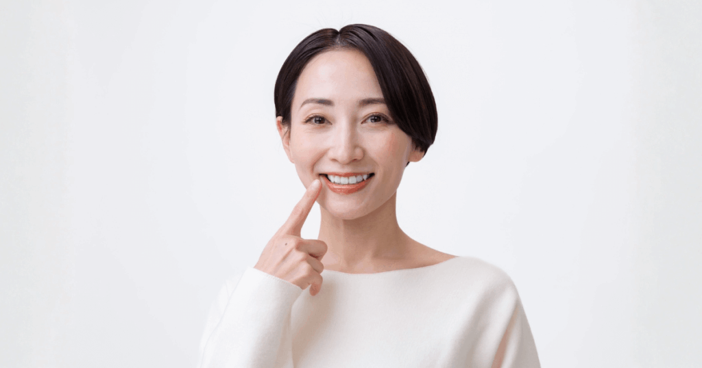 歯茎の腫れや膿に不安を感じたときに落ち着いて対応することをイメージした人物写真