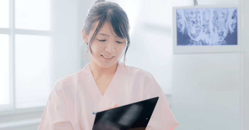 歯科医院で抜歯後の状態について説明を受け、相談の準備をしている女性の様子