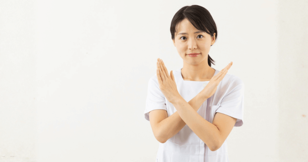 血餅を守るために避けたい行動があることを示す、腕でバツ印を作る女性の写真
