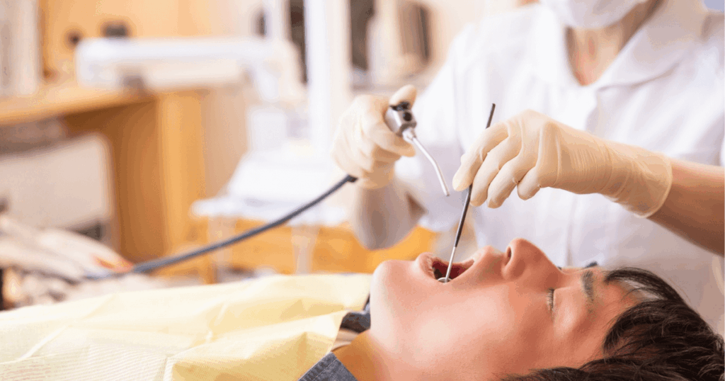 歯科医院で診察を受ける男性の写真