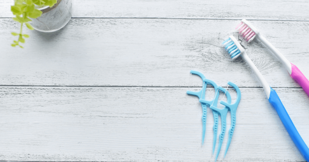 歯ブラシとデンタルフロスが並んだ予防ケアのイメージ写真